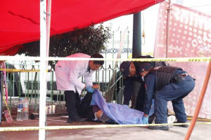 Ejecutan a sujeto a pleno luz del día en un tianguis