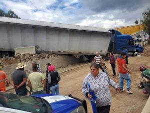 Trás persecución de trailer robado en la México-Pachuca detienen a dos delincuentes