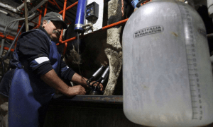 Productores de leche acusan a AMLO de traidor por acuerdo con EU