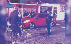 Les disparan a tres personas desde un auto en marcha, dos mueren