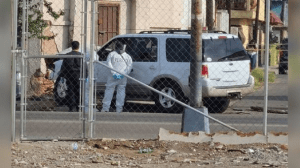 Encuentran a sujeto atado y estrangulado dentro de un vehículo