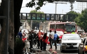 Muere motociclista al ser atropellado por un tráiler