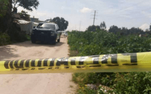 Localizan a sujeto con un tiro en la cabeza dentro de un taxi