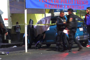 Ejecutan a sujeto dentro de su auto en Venustiano Carranza