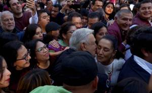 El beso de AMLO a Sheinbaum: Medios de Comunicación