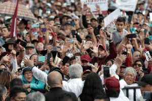 AMLO dice no a la reelección, pese a que lo vitoreaban