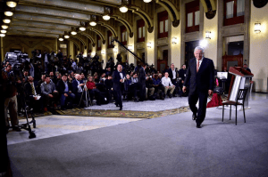 Ex militar se cuela hasta el Salón Tesorería para pedirle apoyo a AMLO para su jubilación