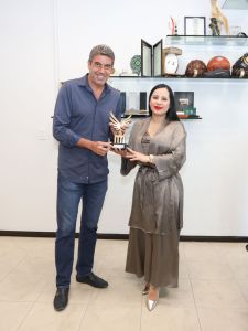 La alcaldesa Sandra Cuevas, entrega las “alas de Cuauhtémoc” al empresario Arturo Elías Ayub