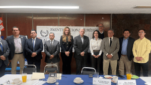 Abogados del FNJ defienden a la Constitución cuando AMLO ordena desobedecer los dictámenes de la Corte