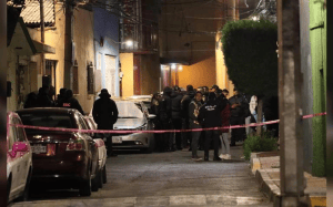 Motosicarios ejecutan a un sujeto dentro de su automóvil