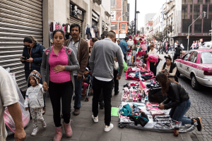 Ambulantes exigen la intervención de diputados locales para el otorgamiento de lugares para vender ese fin de a ño