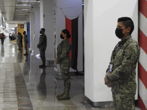 Autoridades del AICM desalojan a trabajadores y manifestantes de Interjet para asegurar los mostradores de la Terminal 1