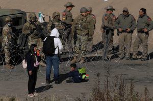 Texas protege su frontera con Chihuahua con efectivos militares y vehículos blindados