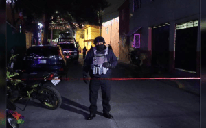 Les disparan a tres personas, uno muere
