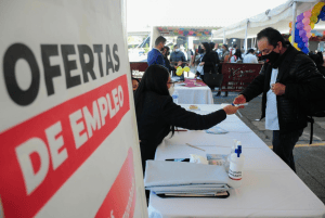 Al cierre de noviembre, el mercado laboral mexicano registró la tasa más baja de desempleo desde 2005, reveló  el Instituto Nacional de Estadística y Geografía (Inegi). De acuerdo con la Encuesta Nacional de Ocupación y Empleo  (ENOE), la población ocupada en el país aumentó en 444 mil 35 personas respecto de octubre. Como resultado, la tasa d e desocupación pasó de 3.2 a 3 por ciento, dando como resultado, su nivel más bajo en los pasados 17 años. El aument o del número de personas ocupadas en el país durante el penúltimo mes del año estuvo impulsado por los empleos forma les, que sumaron 322 mil 377 plazas, mientras los puestos informales fueron ocupados por 121 mil 658 personas, estimó l a ENOE. Según datos del Inegi, el aumento de la ocupación durante noviembre estuvo liderado por las mujeres, pues pasa ron de 23.6 millones a 23.9 millones de octubre a noviembre del presente año, lo que representó un aumento de 268 mil  375 mujeres, mientras las plazas de los var
