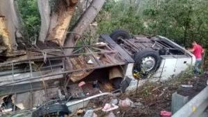 Sube a 15 el número de muertos y 37 lesionados tras volcar autobús de pasajeros en Compostela, Nayarit