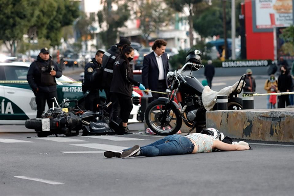 Muere mujer a bordo de su motoneta al derrapar en Río Churubusco