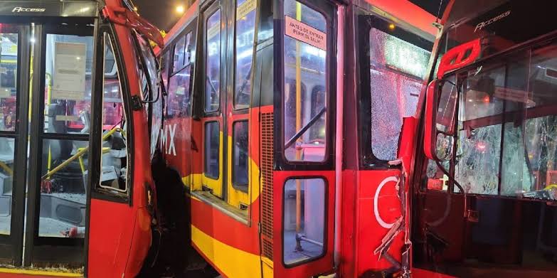 Chocan dos unidades del Metrobús en Reforma e Hidalgo, al menos 20 heridos