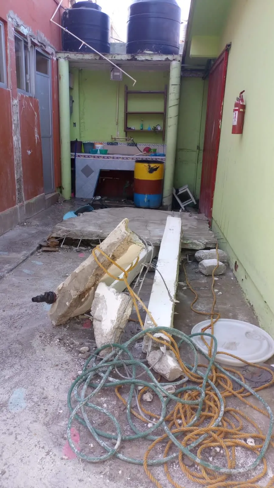Se cae Techo de Salón a Conserje de un Jardín de niños y queda herida en Ecatepec Edoméx