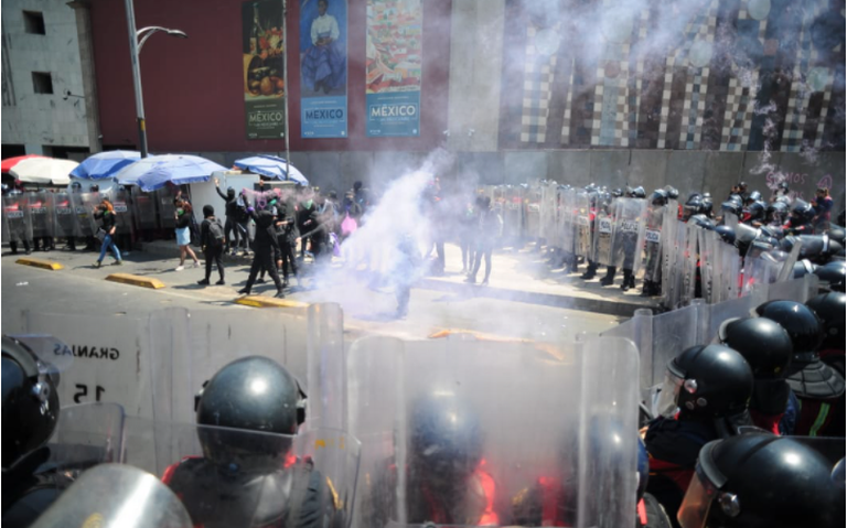 Panistas apoyan a mujeres que fueron atacadas con gases durante la marcha 8M