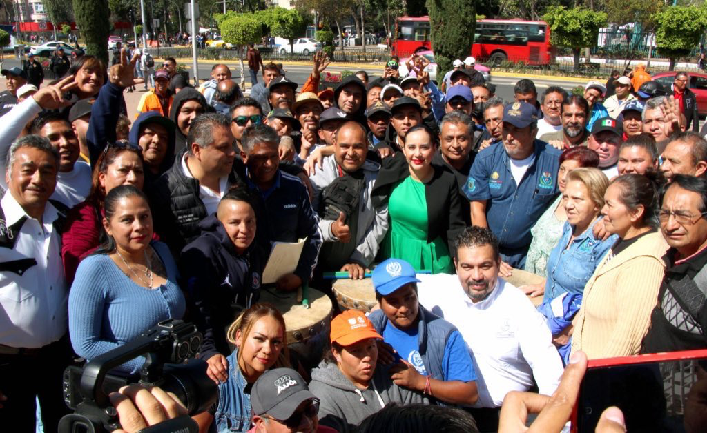 Sandra Cuevas entrega autos y motos a ganadores de rifas dedicadas a la base laboral