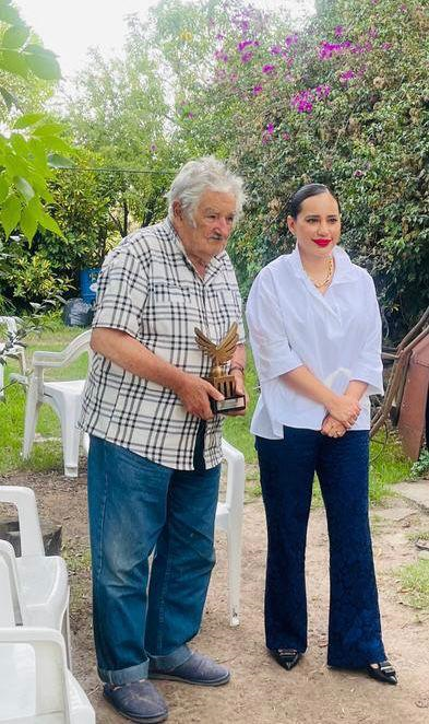 Sandra Cuevas visita al ex presidente de Uruguay, José Mújica