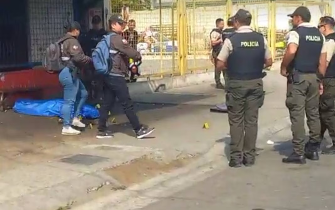Ejecutan a sujeto que iba en la calle de varios disparos