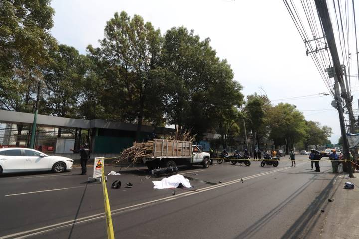 Mueren dos motociclistas al impactarse con una camioneta