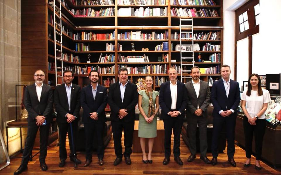 Se reúne Sheinbaum con representantes de la Copa Mundial de la FIFA 2026