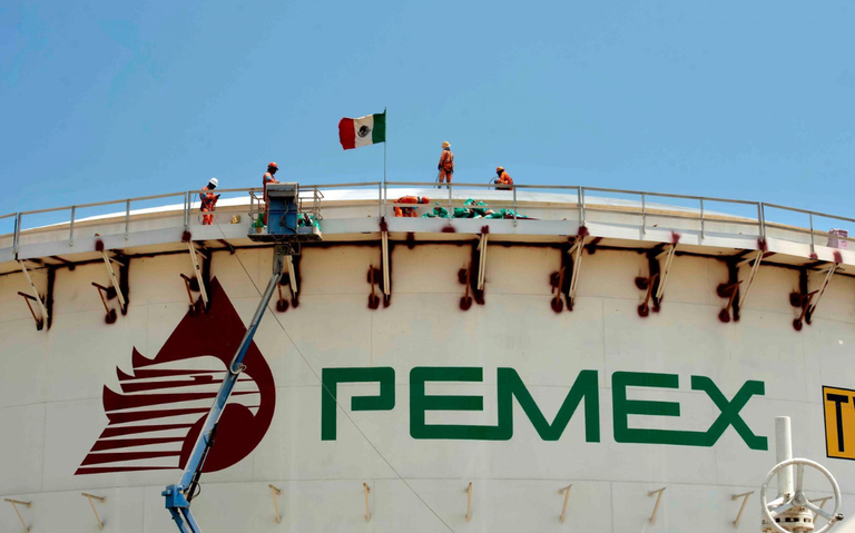 Pemex obsequia millones en gasolina y ametralladoras