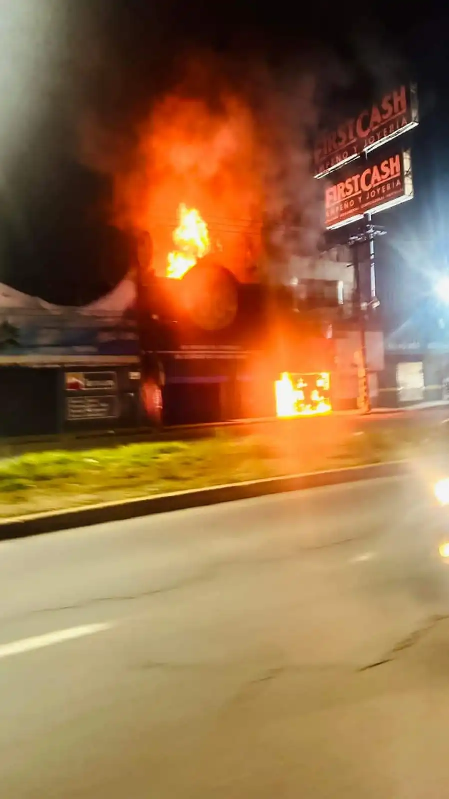 Ilumino Incendio la noche de este jueves la avenida Central de Ecatepec en el Edoméx