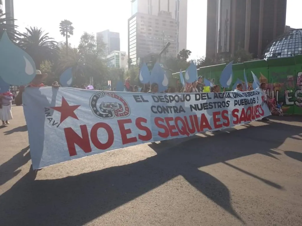 Protestan la ANIVI Grupo Indígenas en el Zócalo de la CDMX por Saqueo del Agua en sus comunidades