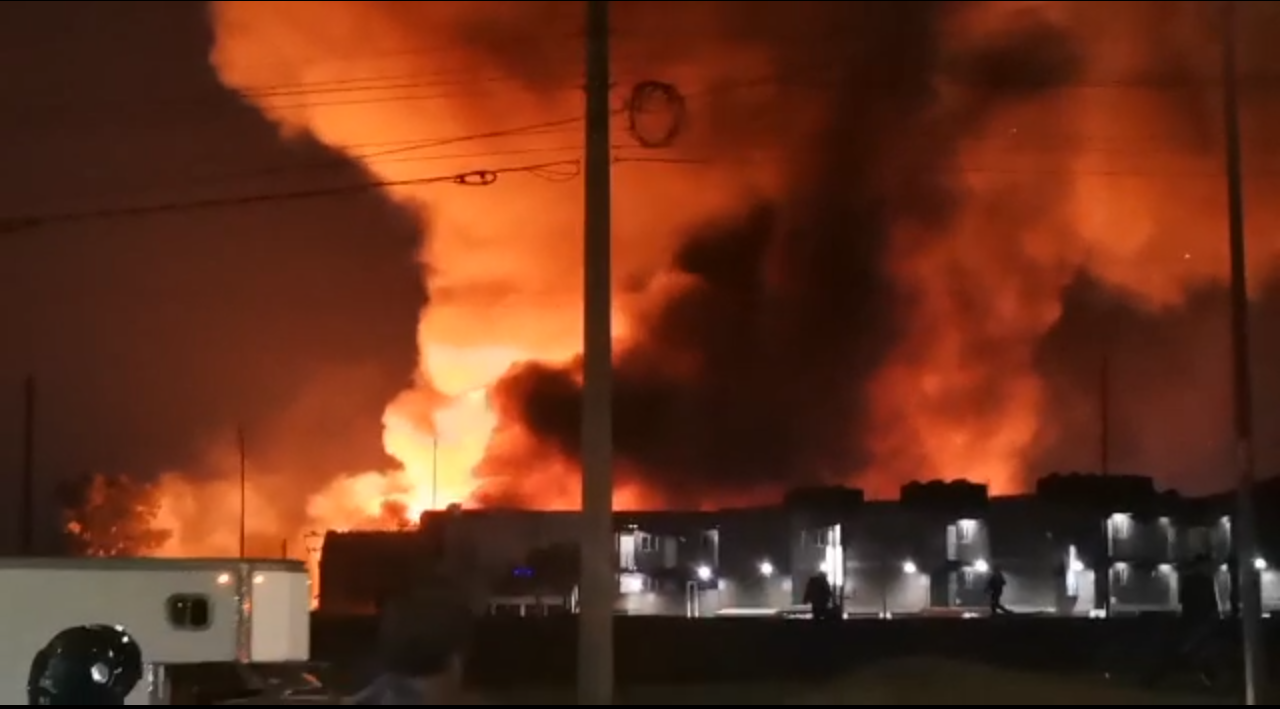 Controlado incendio en Central de Abastos; Fiscalía de CDMX inicia investigación
