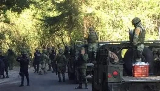 En Michoacán Enfrentamiento deja 6 Sicarios Muertos y 8 Detenidos, así como Militar Abatido