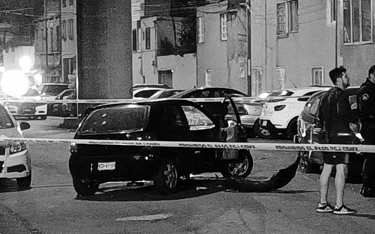Sicarios en motos les disparan a tres personas dentro de un coche y sobreviven