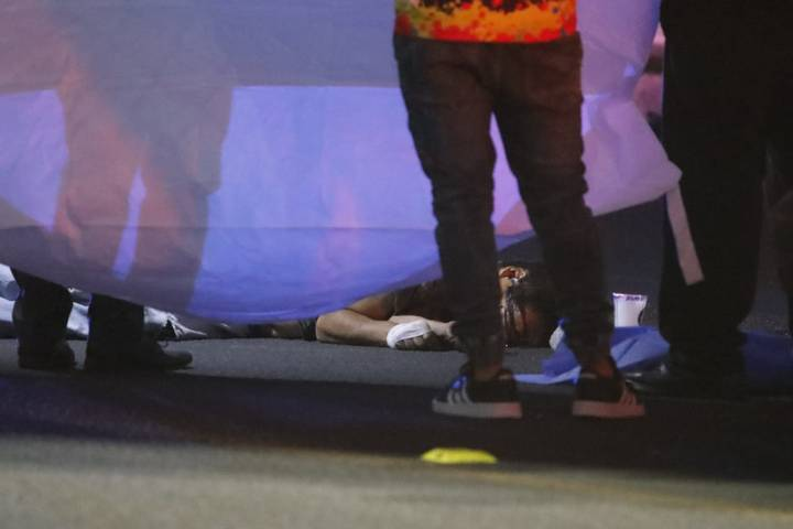 Fallece sujeto al caer de una camioneta en marcha