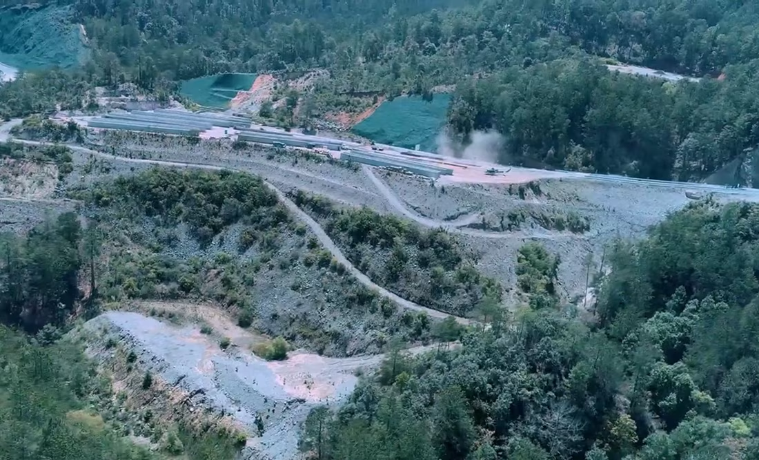 AMLO sobrevuela la construcción de la autopista de Oaxaca del Istmo de Tehuantepec