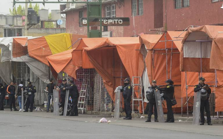 Puestos metálicos abandonados sobre Comonfort representan un peligro: Vecinos