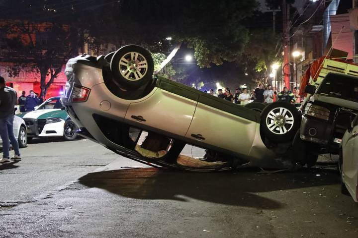Persecución a balazos termina en volcadura y con un muerto