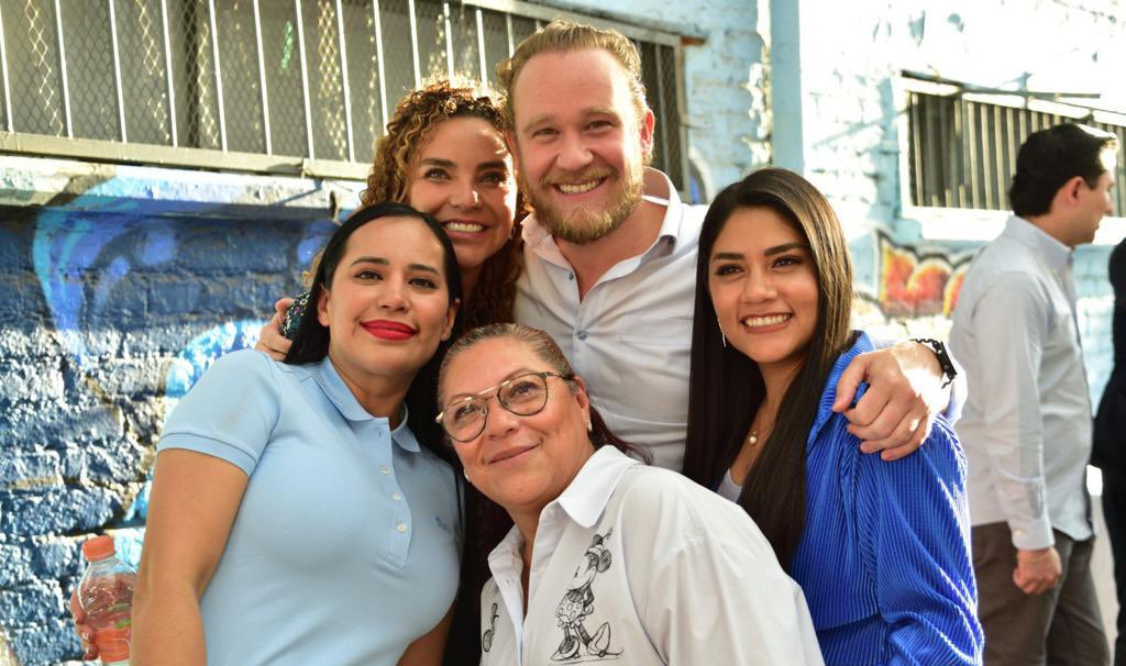 Santiago Taboada y Sandra Cuevas celebraron a los niños en la Ruta de la Alegría