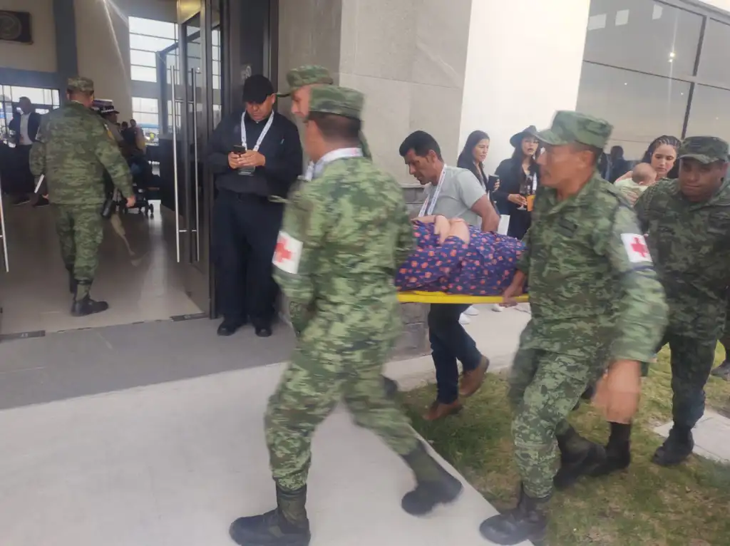 Tira Estructura Metálica Viento en la Feria Aeroespacial en Tecámac Edoméx, 10 lesionados