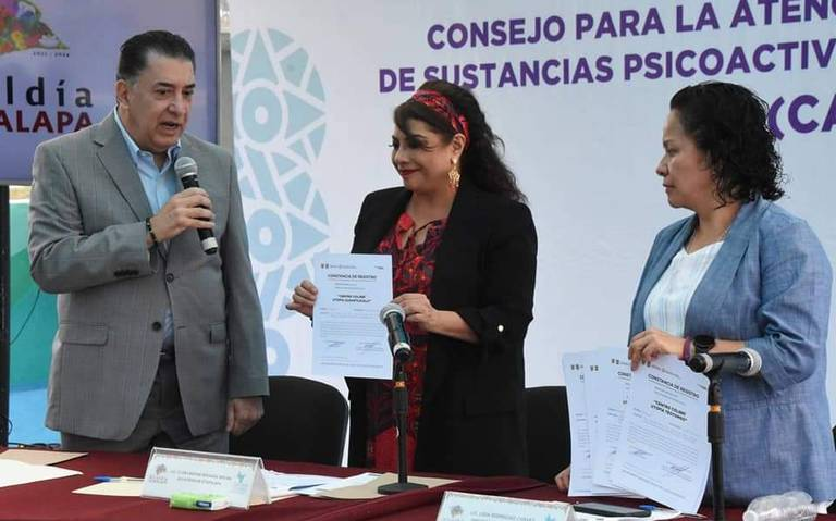 Clara Brugada recibe constancia de registro de los Centros Colibrí