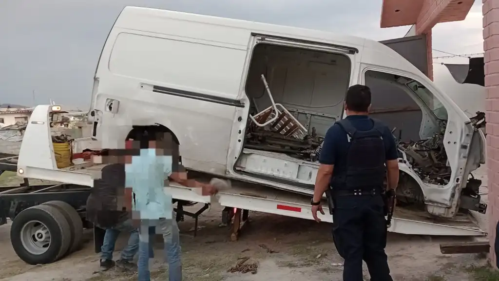 Aseguran Policías de Acolman Edoméx predio con autos robados