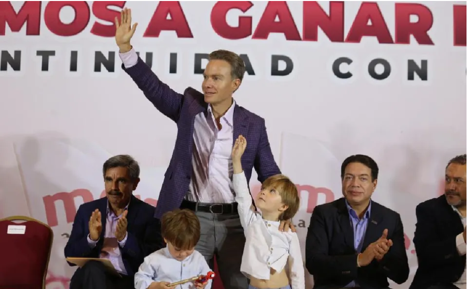 Manuel Velasco se registró para la candidatura de Morena sin la compañía de Anahí