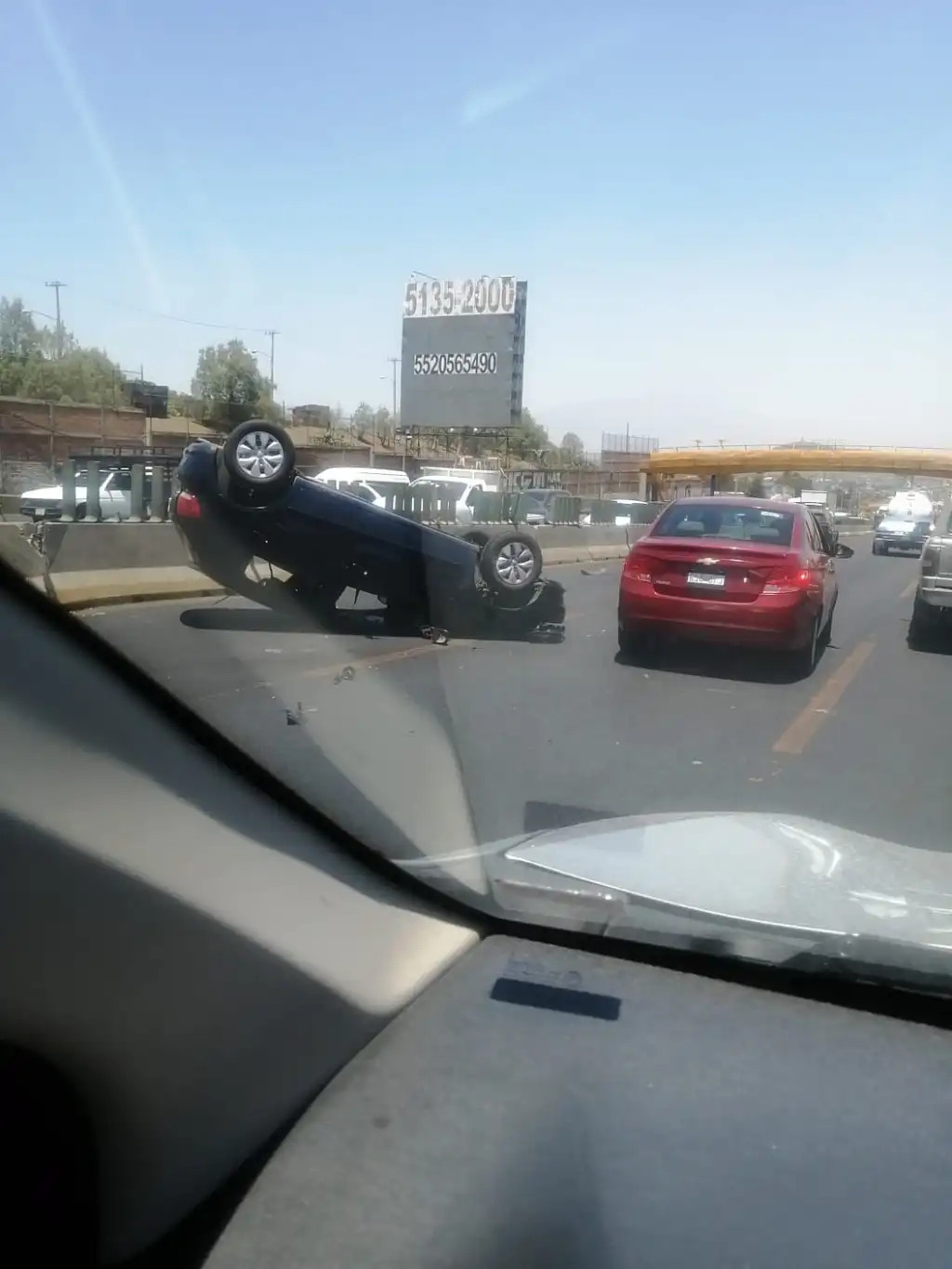 En la México- Puebla auto choca con muro de Contención y queda de Cabeza