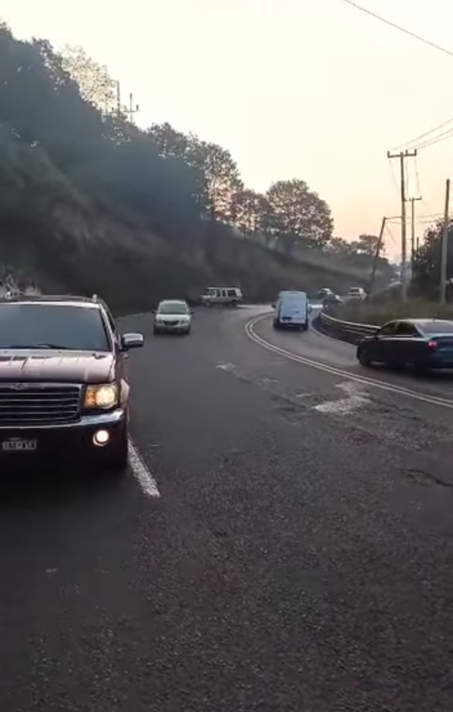 En Naucalpan Edoméx , Choca Camioneta con Garrafas de Gasolina contra Vehículo Particular