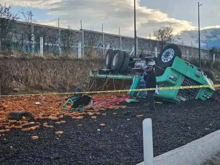 Muere Chofer al Entrar a Rampa de Emergencia y se Voltea en la México- Puebla