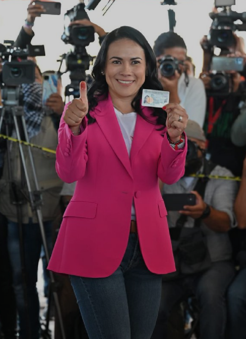 Con Saco Rosa Alejandra Del Moral Vela Vota en Cuautitlán Izcalli Edoméx