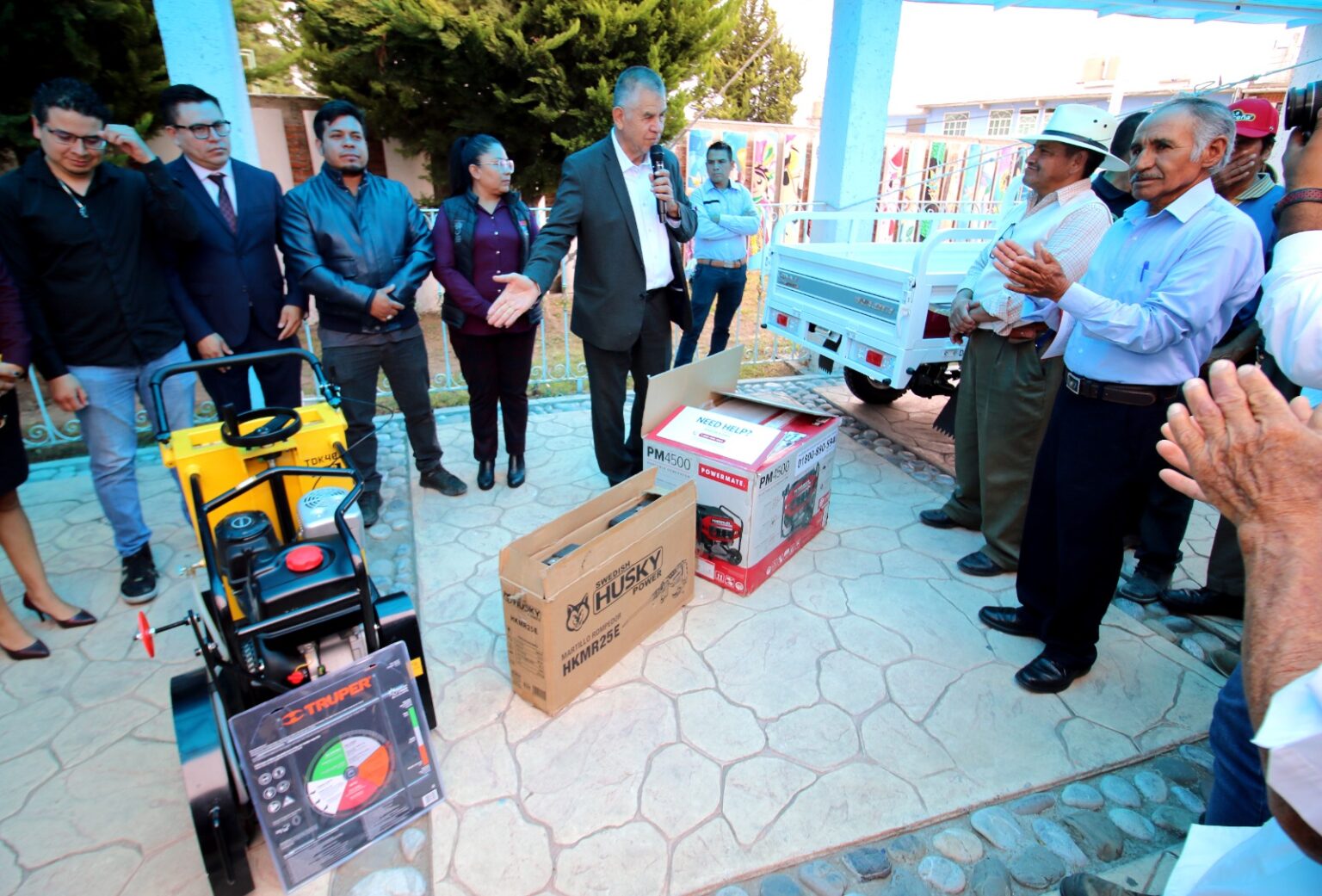 Entrega Edil de Acolman Edoméx, equipo a Comité de Agua Potable en Xometla