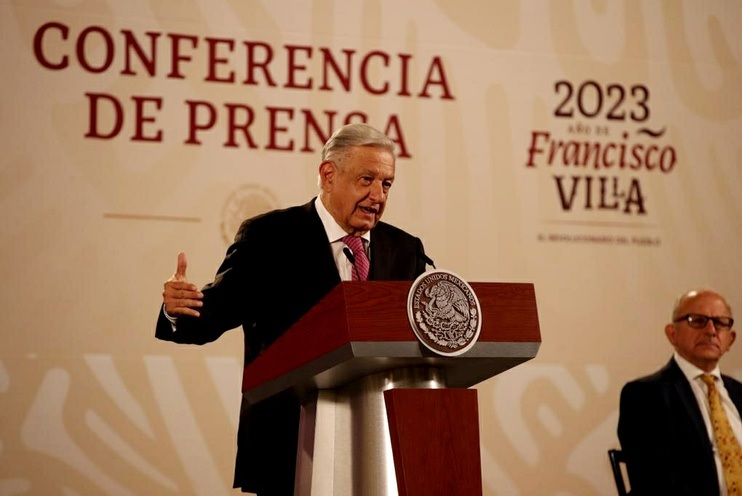 AMLO celebra que la inflación baje y que el peso se fortalezca